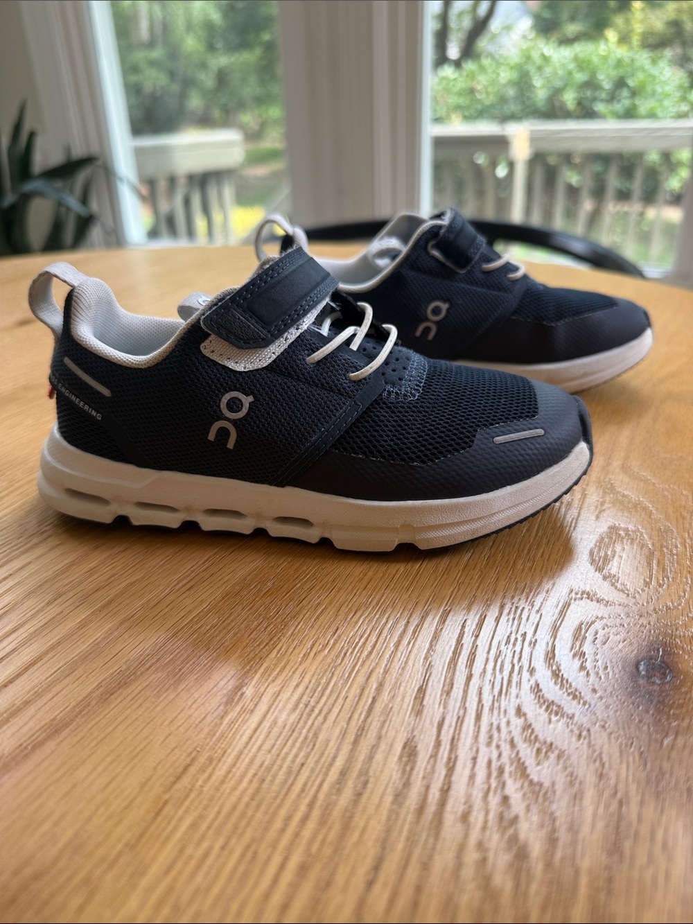 On Cloud - Kids Navy and White with Hook-and-Loop Strap - USK11